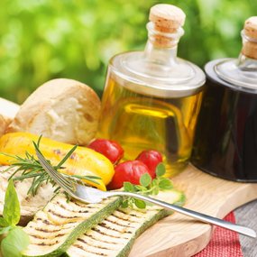 Essig und Öl mit Antipasti