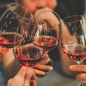 Glas Wein anstoßen, mit Freunden